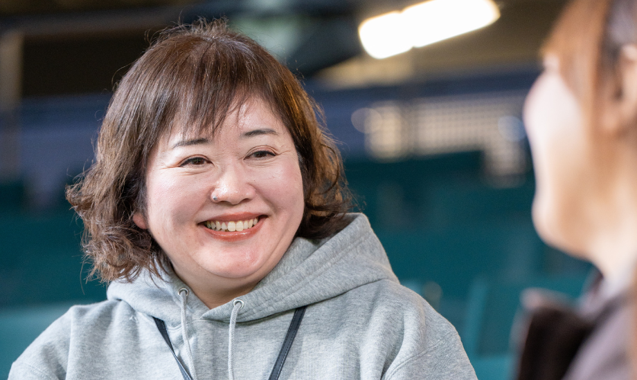 表谷 明美氏 HUB HOKKAIDO SELECT SHOP店長 / 北海道札幌市在住。土産物店や小売店などの販売業を経て、POP広告・VMD・色彩学の講師として活動。スーパー販促を経て、現在きたひろ観光協会が運営するボールパーク内「HUB HOKKAIDO SELECTSHOP」に店長として勤務。