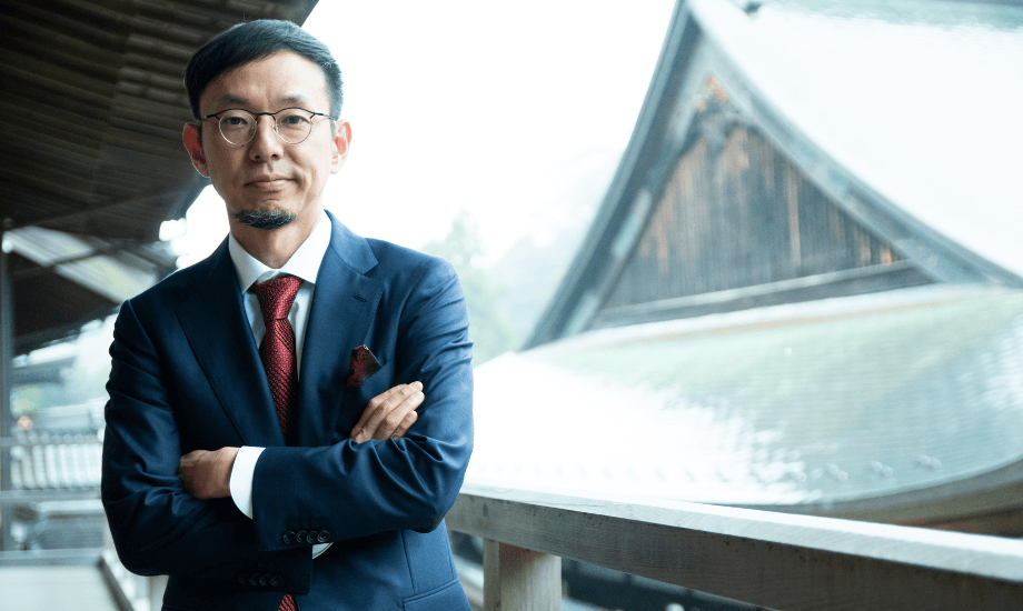 柳澤 大輔 氏 面白法人カヤック・琉球フットボールクラブ株式会社 代表取締役 / 1974年香港生まれ。1998年、学生時代の友人と共に面白法人カヤックを設立。鎌倉に本社を置き、ゲームアプリや広告制作などのコンテンツを数多く発信。2024年にFC琉球を運営する琉球フットボールクラブ株式会社の代表取締役に就任。沖縄県内に第2本社「面白法人カヤック沖縄本社」を設立。著書に「鎌倉資本主義」(プレジデント社)、「リビング・シフト 面白法人カヤックが考える未来」(KADOKAWA)ほか。