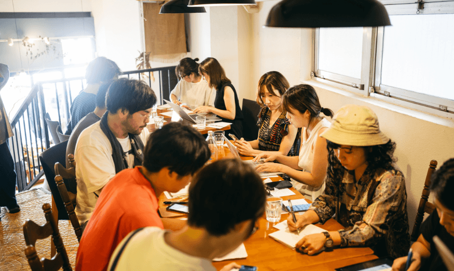 講座のフィールドワークに臨む受講生。