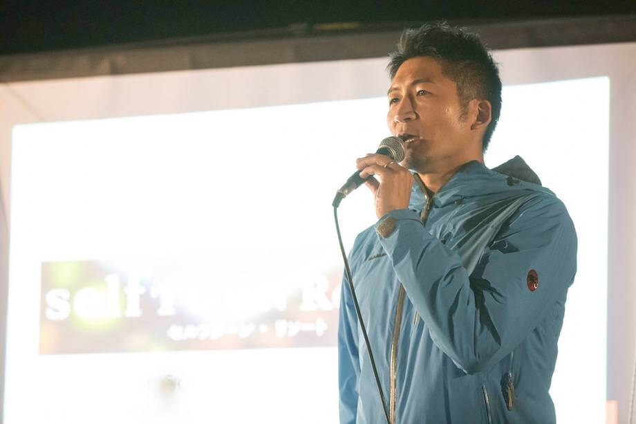 渡邉 知（Satoru Watanabe）氏 (株)ファイアープレイス 代表取締役社長CEO / 宮城県仙台市生まれ。1999年(株)電通国際情報サービス（ISID）入社。人事部採用グループマネジャ−、経営計画室勤務を経て、2008年より(株)リクルートへ中途入社。大手企業の人材採用・育成支援部門で営業活動に従事した後、2011年よりじゃらんリサーチセンター エリアプロデューサー/研究員。主として都市圏から地域への交流人口増をテーマにした社会課題に関わる。複数回の営業MVP、TOPGUN AWARD受賞（2010年度）。2014年よりISIDオープンイノベーション研究所。ビジネスプロデューサーとして、主にICTを活用した地域コミュニティづくりに携わる。2015年、(株)ファイアープレイス設立。コミュニティ起点の「場づくり」を事業ドメインと置く。ビジョンは「全ての人がビジョンを介して有機的に繋がり合う社会の実現」。繋がりをデザインしたい。豊かなコミュニティを育むことで幸せになりたい。そのほか、東京都観光まちづくりアドバイザー、静岡県地域づくりアドバイザー、(株)さとゆめ社外アドバイザー、一般社団法人SIDELINE理事も務める。自分で名付けた肩書きは、イグナイター（火付け役）。