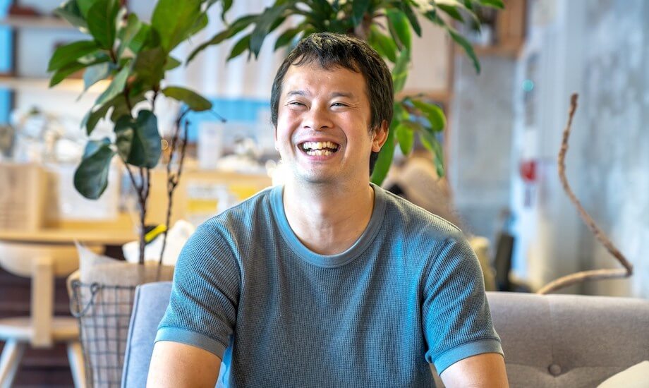 林 俊伍(Shungo Hayashi)さん 株式会社こみんぐる 取締役 / 金沢市出身。大学卒業まで地元金沢で過ごし、大手商社への就職を機に東京・名古屋で計7年を過ごす。2016年に金沢へUターンし、妻の佳奈さんと株式会社こみんぐるを創立。「100年後も家族で暮らしたい金沢を創る」を掲げ、金沢市内に『旅音』というブランドで、22棟の宿を運営。https://comingle.net/ 宿はあくまでも手段で、目的は持続可能地域の発展に貢献すること。