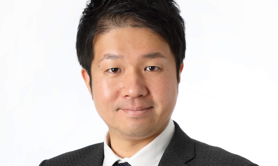 村松 知幸(Tomoyuki Muramatsu)さん (株)協働日本 代表取締役社長 / 大学卒業後、ハウス食品グループ本社(株)でグローバル人事セクションを立ち上げ、経営企画、M&Aマネージャーを経て、中堅製薬会社の海外事業開発Director、戦略コンサルティングファームの取締役を経験。現在は現職のほか、(株)スカラパートナーズ共創事業部長、一般社団法人熱会 代表理事兼Cofounder、(株)Funleash COO兼事業開発責任者、至善館大学院の評議員を務める等、複数の企業の経営、 事業開発に携わるパラレルキャリアを実践している。大学院大学至善館 評議員