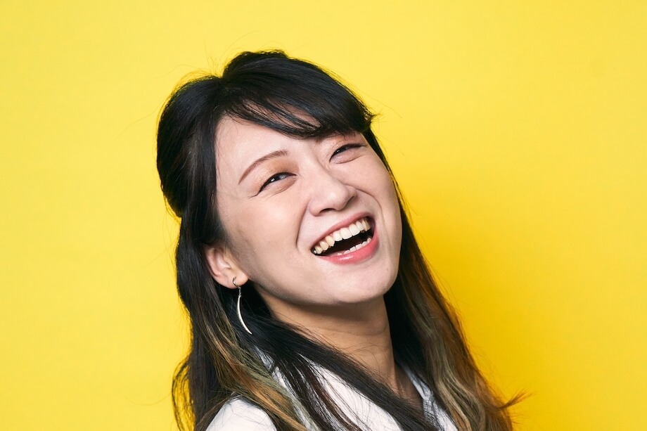 有賀 沙樹(Saki Ariga)さん モバイルインターネットキャピタル株式会社 コミュニケーションマネージャー、一般財団法人こゆ地域づくり推進機構 CCO /教育、ディズニー、デイサービス、READYFOR(株)など様々な業界での経験を経て、フリーランスとして独立。2020年よりコミュニケーションマネージャーとしてVCに参画し、Podcast制作をはじめ投資先の広報支援等を担当。また、2021年からは宮崎県新富町に惚れ込んで移住し、地域商社こゆ財団にて人材育成分野からまちづくり推進にも従事。公式キャラクターおとみちゃんのお姉さんとしても活動中。(Photo by Yuta Nakayama)