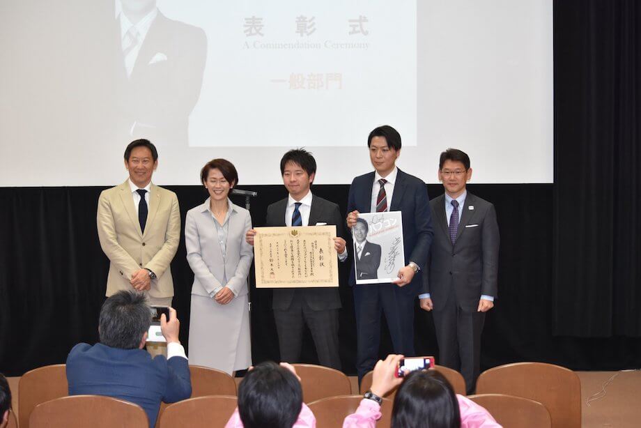 文科省の外局組織であるスポーツ庁主催の企画コンペ「もしもあなたがスポーツ庁長官だったら」にて、一般部門 全国328案の中から住吉氏の企画が2位にあたる優秀賞に選出された際のお写真。1位である最優秀賞には「好きなオリンピック選手を招いてイベント等が開ける権利」が副賞になっていたため、静岡県にスポーツ選手を呼び込めないかと参加されたそう。