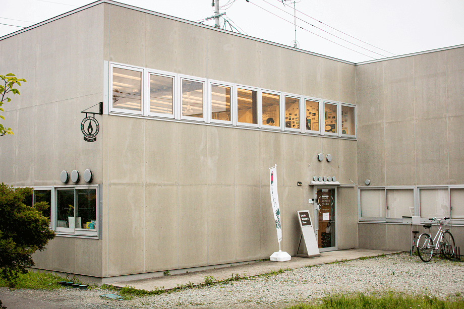 簡易宿所付コワーキングスペース「小高パイオニアヴィレッジ」。小高ワーカーズベースの活動拠点であり、事業創出に取り組む起業家や企業のコミュニティとして機能しています。 photo by Ryosuke SAKAI（LON）