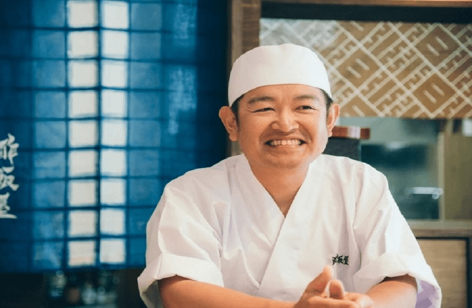岡田 大介さん すし作家 / 1979年生まれ。すし職人歴26年(2023年現在)。東京都文京区にてすし屋「酢飯屋(すめしや)」を経営。生きものが食べものになるまでを突き詰めるために、すし職人の観点を常に持ちながら、まな板の上だけでなく、釣り、素潜り、スキューバーダイビングをして、食材のホームグラウンドに入り込み、現在は「すし作家」として海、魚、すし、海藻にまつわる様々な活動をしている。ディープなブログとSNSで発信し続け、料理人の新しい働き方を、体を張って日々探し続ける2児の父。『やりたいことは、やってみる。』これが岡田大介の基本理念です。著書に写真絵本「おすしやさんにいらっしゃい!生きものが食べものになるまで」(https://www.iwasakishoten.co.jp/book/b553970.html)「季節のおうち寿司」/PHP研究所 (https://www.php.co.jp/books/detail.php?isbn=978-4-569-82928-9) 株式会社酢飯屋 代表取締役(https://www.sumeshiya.com/)、合同会社シーベジタブル 海藻料理研究家(https://seaveges.com/)、株式会社魚耕ホールディングス 顧問(https://www.uoko.co.jp/)、有限会社タカシン水産 顧問(https://takashin-suisan.co.jp/)