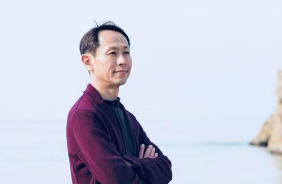 安川 幸男(Yukio Yasukawa)氏 事業プロデューサー、合同会社イキナセカイ 代表、神戸大学客員教授 / 東京生まれ。メディア業界を経て、(株)NTTデータへ。社内ベンチャー立ち上げ等を経て、持株会社、ドコモなど、15年間NTTグループで事業開発・戦略を担当。その後地方創生を志し、2016年、鳥取へIターン移住。鳥取県庁へ入庁し商工労働部にて起業家支援を担当後、鳥取銀行へ移り地域創生、若手後継者の支援等に従事。2020年4月に、産・官・学・金・言すべてを経験したことを活かし、事業プロデュースに特化した法人を設立。現在は中四国・関西で人材育成塾のプロデュースや大学で教鞭を取る。