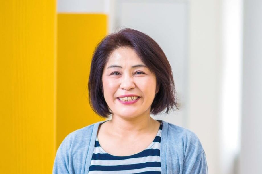 岡千 賀子 氏 社会福祉法人池田博愛会 事務局長兼総務部長 / 1971年(昭和46年)徳島生まれ。三好市池田町の上野が丘にある幼・小・中・高で学ぶ。池田高校を卒業後にジャスコ㈱（現在のイオン）に就職。ベビー・子供服売り場を始め、衣料品部門・総務部門を担当。1996年（平成8年）から池田博愛会の特別養護老人ホーム事務員として勤務。現在、事務局長兼総務部長。2017年（平成29年）には三好市生涯活躍のまちづくり事業の法人窓口担当として「自分達の地域や法人で何ができるのか」を考え、移住者の方や地域のおっちゃん・おばちゃん、子供・障がい者と、いつでも・どこでも・誰もをまきこみながら、おもっしょい場所にしたいと活動中。特技は10歳から始めた阿波踊り。どこにいっても阿波弁でしゃべる。