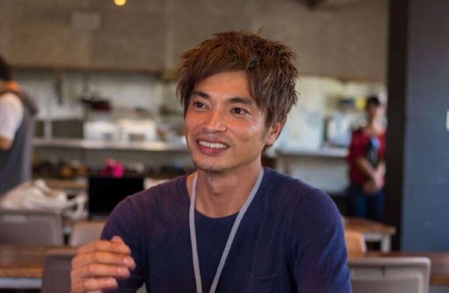 貝本 正紀(Masaki Kaimoto)氏 株式会社アマゾンラテルナ 鳥取大山オフィス代表、コワーキングスペースTORICO運営代表、合同会社HACK LAB 社員 / 1975年生まれ。早稲田大学卒業後、東京に本社を置く映像制作会社アマゾンラテルナに入社。NHK、テレビ朝日などのバラエティやドキュメンタリー番組を手掛ける。取材で訪れた鳥取県大山町で住民が地域のために奮闘する姿を見て、テレビの力で応援したいと移住を決意。2015年鳥取県大山町にサテライトオフィスを設立し、超住民参加型の町営ローカルテレビや鳥取の魅力を発信する映像コンテンツを制作している。2020年、海の見えるコワーキングスペースTORICOをオープン。首都圏の人材と地域住民をつなぐゲートウェイとして、ワーケーションや多種多様なプロジェクトを展開する。