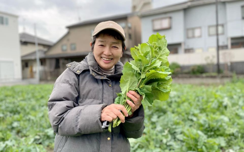 清水まゆみ （Mayumi Shimizu）さん / かわさき・食と農のコミュニティ代表。長野県生まれ。大学進学で上京。川崎市在住。2008年に農林水産省の事業で事務局を担当。全国の農業体験を主宰する農家の地域の風土、人に寄せる “まなざし” に感銘を受けたことが、今の活動の原点。2015年に川崎の伝統野菜「のらぼう菜」を70年作り続けてきた高橋孝次さんと出会い、自称「おっかけ」として、栽培や学校現場での指導を取材。2020年「のらぼう菜ー太茎多収のコツ」（農山漁村文化協会刊）の編集を担当。現在は市民レベルで川崎の「のらぼう菜」を次世代につなぐ活動を展開中。