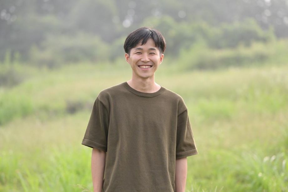 北埜航太(Kitano Kota)さん 企画・執筆・編集 間・あわい代表 / 学習院大学政治学科の在学中にソーシャルキャピタルと地域の内発的発展の関係について探究する傍ら、長野県辰野町のフューチャーセンター立ち上げと、渋谷をつなげる30人のSNSインターンに携わる。PRベンチャーのビルコム、ハフポストのクリエイティブディレクターを経て、2019年に再び辰野町の地域おこし協力隊として地域の余白を生かした関係人口創出事業「お困りごとトリップ」を立ち上げる。2022年から現職。「聴く」、「つなげる」、「言葉にする」の3ステップでその人や、その地域らしい内発的な発展の支援に挑戦中。