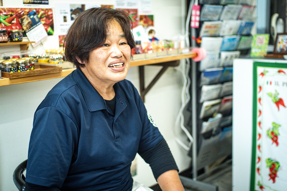 廣畑 裕子（Yuko Hirohata）氏 小高工房代表 / 福島県南相馬市小高区生まれ、小高育ち。2015年避難指示解除前の小高でコミュニティスペースを立ち上げる。2017年帰還後は小高工房をスタートさせ、唐辛子製品を中心とした地域の特産品づくりに取り組んでいる。ユーモアを大切に小高を「楽しくて帰りたくなる街」にしたい。photo by Ryosuke SAKAI（LON）