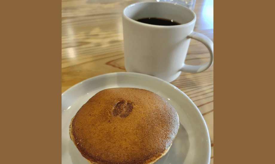 一般的などら焼きとは作り方を変え、パンケーキのようにふっくらしっとりとさせた看板商品。
