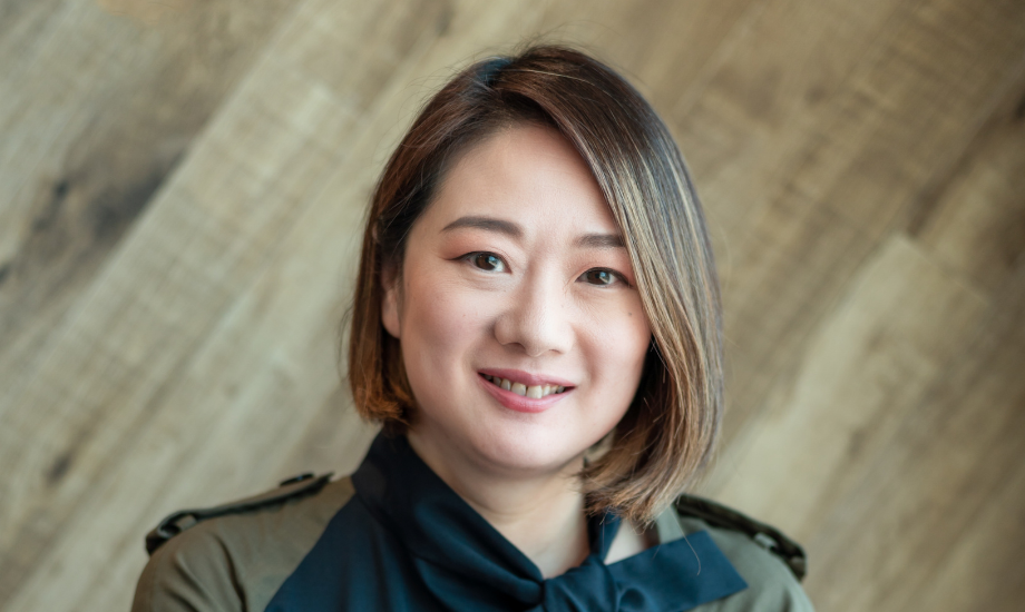 原田 静織 氏　TOUCH GROUP株式会社 代表取締役 / 中国上海で生まれ、上海外国語大学で日本語を専攻。青山学院大学卒業後、IT企業を中心にビジネスデベロップメント＆マーケティングのポジションを歴任。大手ソフトウェアのマーケティングディビジョンのトップとして、マーケットシェア１位を獲得し、それ以降、 No.1のポジションを継続。2013年にトリップアドバイザー株式会社代表取締役に就任。2015年にインバウンドビジネスコンサルタントとして独立し、株式会社ランドリームを設立。また2020年にTOUCH GROUP株式会社を設立。