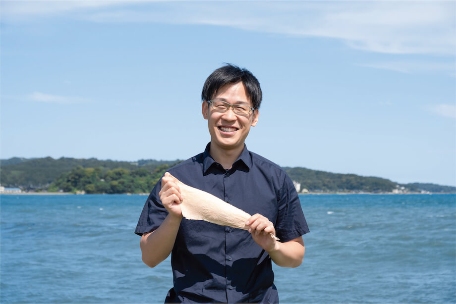 野口 朋寿(Tomohisa Noguchi)さん tototo代表 / 1993年、香川県生まれ。富山大学芸術文化学部卒業。大学では漆工芸を学ぶ。レザークラフトを趣味にしていたこともあり、卒業制作で漆と皮を組み合わせた工芸品の制作に取り組み、その中で、魚の皮を使ったフィッシュレザーの可能性に目覚める。同時期、氷見市で魚の皮でサンダルを作る「トトサン」プロジェクトが活動を開始。彼らと共に魚のレザー製造技術を追求する。2018年、大学卒業とともに氷見市の地域おこし協力隊に就任し、フィッシュレザーの事業化に向け本格的に始動。2019年、クラウドファンディングで資金を集め、2020年4月、フィッシュレザーブランド「tototo」のネット販売事業をスタートさせる。