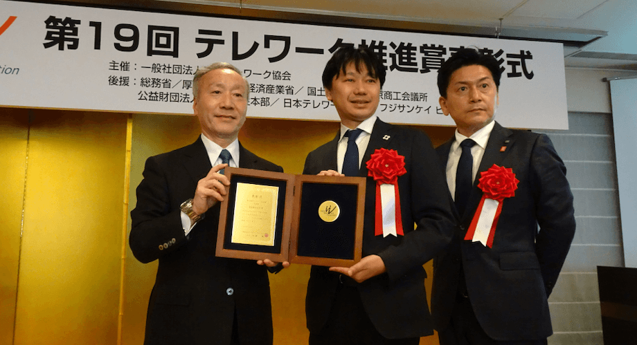 写真中央）出口 岳人（Taketo Deguchi）氏 愛媛県西条市副市長 / 2017年7月、総務省から派遣。過去に大使館や博報堂勤務も経験。ワクワク度日本一の西条の実現のため、チャッカマンとして、チャレンジを応援するまちづくりに力を注ぐ。『地方創生にはマーケティング思考が不可欠』との考えの下、行政改革、スマートシティ、移住定住、シティプロモーション、観光、ふるさと納税等に戦略的に取り組む。地方創生の一丁目一番地の移住政策では密着軸戦略を掲げ、たったの2年で認知度の低かった西条市を『住みたい田舎若者世代全国1位』へと導く。市役所経由で実現した移住者数は30倍増。