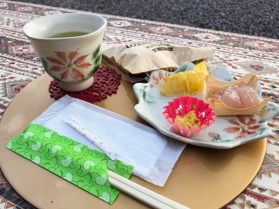 時沢園のお茶請け「レンコンのきんぴらおやき、ゆず黄金煮、さしみこんにゃく」。こちらもすべて手作り、300円。農家さんによって出すお茶請けも全く違い、どこも飽きない美味しさ。今回出店していた8軒すべてを回られた方は「お腹がはちきれる…」と幸せそうでした。時沢園さんのお宅は、高台にあるので、こちらの庭先からは周囲のお茶畑や山々も見渡せる古内茶庭先カフェいちのビューポイントでした。
