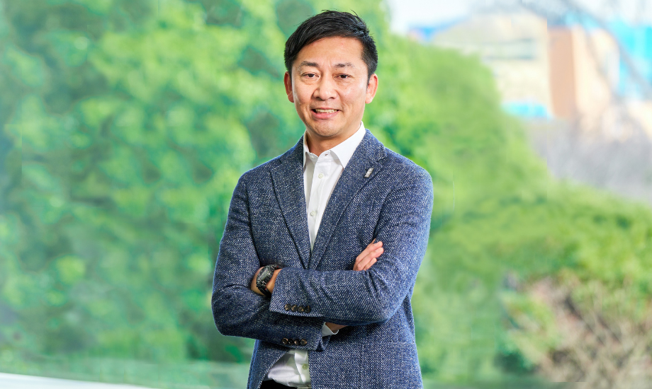 島田 慎二氏 公益社団法人ジャパン・プロフェッショナル・バスケットボールリーグ チェアマン(代表理事CEO)、公益財団法人日本バスケットボール協会 副会長 / 1970年生まれ。1993年に日本大学法学部を卒業し、株式会社エイチ・アイ・エスへ入社。1996年株式会社ウエストシップ 取締役に就任。その後、2001年株式会社ハルインターナショナル 代表取締役社長を務め、2010年株式会社リカオン 代表取締役社長となる(現任)。2015年公益社団法人ジャパン・プロフェッショナル・バスケットボールリーグ理事となり、2017年には同法人の副理事長(バイスチェアマン)就任。2018年、一般社団法人日本トップリーグ連携機構 理事となる(現任)。2019年、株式会社千葉ジェッツふなばし 代表取締役会長に就任した他、一般社団法人全日本テコンドー協会 副会長も務める。2020年、公益社団法人ジャパン・プロフェッショナル・バスケットボールリーグのチェアマン(代表理事CEO)、公益財団法人日本バスケットボール協会副会長、一般社団法人全日本テコンドー協会理事を務め、現在に至る。
