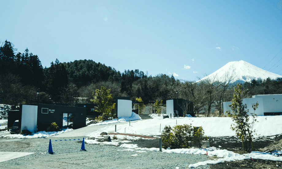 ホテルへ向かう小道を抜けてすぐに見える景色。周りの雪に溶け込むようにして白いヴィラが佇んでいる。