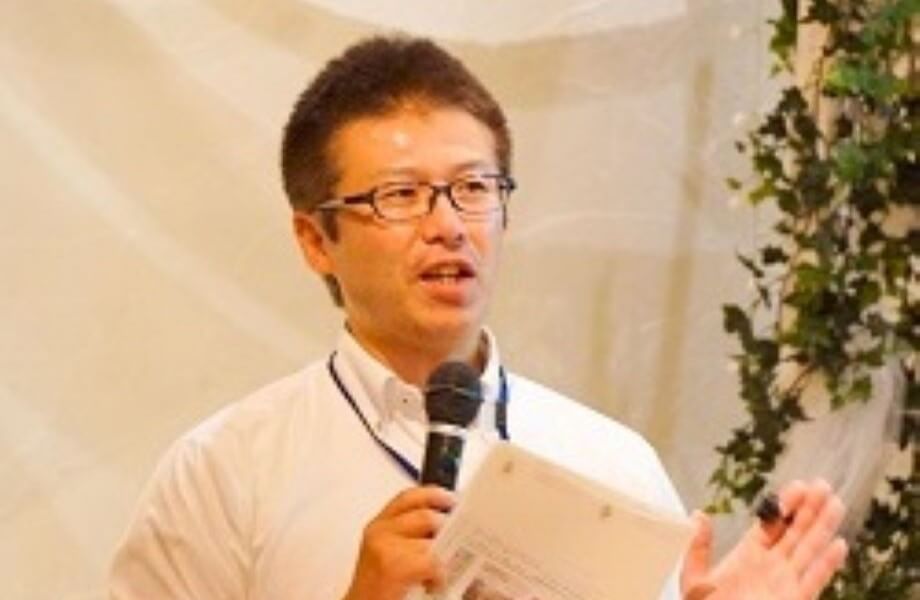 千葉 智明(Tomoaki Chiba)氏 一般社団法人むらづくり新庄村 業務執行理事、新庄村地域人事業協同組合 理事、岡山県新庄村役場 総務企画課 / 1980年生まれ。岩手県出身。2011年、観光・宿泊の企業への転職を機に岡山県に移り住む。1年半で社長室長(秘書)となり、社長と2人の会社を立ち上げる。2014年新庄村役場へ転職。今年2021年4月、岡山県新庄村役場より出向。現在は、本事業を含めた事業主創出事業や各種官民連携事業に注力している。2022年には特定地域づくり事業協同組合を岡山県で初めて設立、理事として組合経営にも携わる。地域団体に複数所属するなど仕事とプライベートの境なく活動している。一応移住者だが、地元民にも地元民だと思われている。
