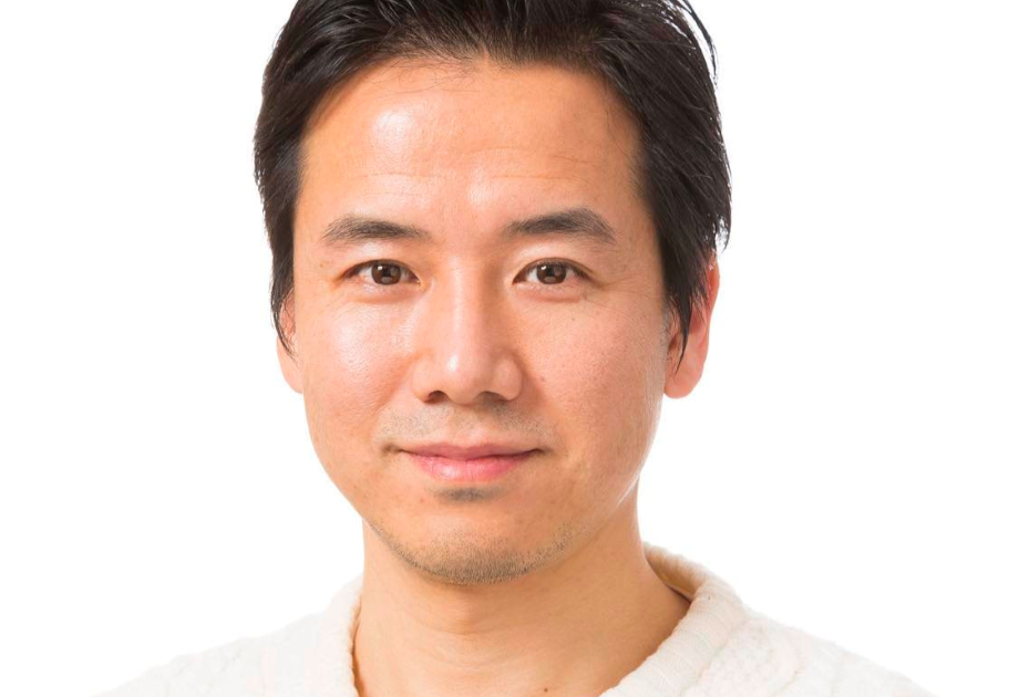 高橋大就(Takahashi Daiju)氏 NoMAラボ代表 / 東の食の会 専務理事・福島浜通り地域代表 / 米国Purple Carrot 社外取締役 / オイシックス・ラ・大地(株) Global Executive Officer (GEO) / 1999年、外務省入省。在米国日本大使館での外交官時代を含め、8年半の間外務省に勤める。2008年、マッキンゼー・アンド・カンパニーに転職。2011年3月、東日本大震災発災を受けて休職、東北に入り緊急支援に従事。2011年6月、一般社団法人「東の食の会」発足とともに事務局代表就任。同年8月、オイシックス株式会社(当時)海外事業部長(執行役員)に就任。2020年3月、一般社団法人「NoMAラボ」を設立、代表理事に就任。現在、東の食の会にて東北の食のプロデュースを行い、「サヴァ缶」や「アカモク」などのヒット商品や多くのヒーロー農家・漁師を生み出すと同時に、福島県浪江町に居住し、NoMAラボにて福島県浜通り地域のまちづくりや社会課題解決ビジネスづくりに取り組んでいる。