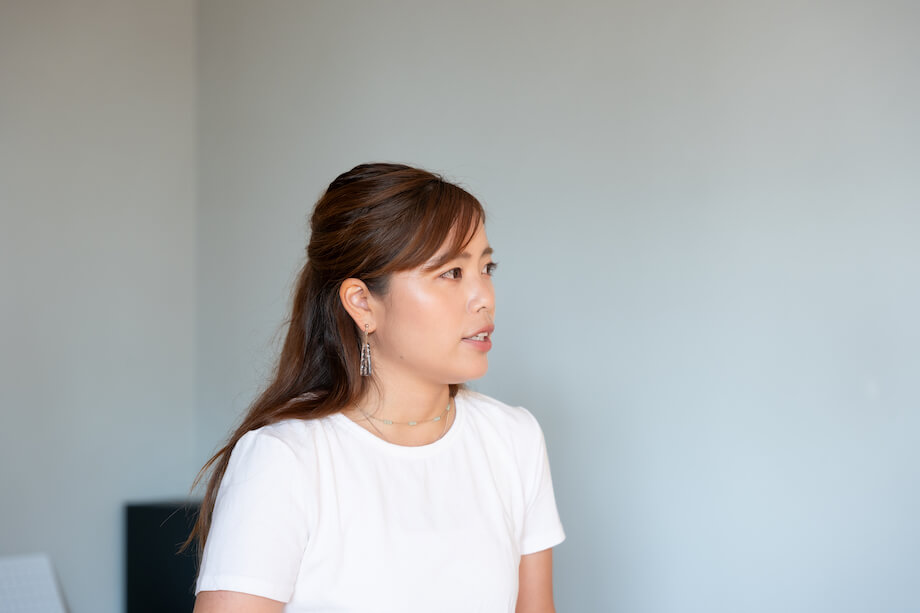 石山 アンジュ（Anju Ishiyama）さん 1989年生まれ。「シェア(共有)」の概念に親しみながら育つ。シェアリングエコノミーを通じた新しいライフスタイルを提案する活動を行うほか、政府と民間のパイプ役として規制緩和や政策推進にも従事。 2018年10月ミレニアル世代のシンクタンク一般社団法人Public Meets Innovationを設立。 新しい家族の形「拡張家族」を掲げるコミュニティ拡張家族Cift 家族代表。世界経済フォーラム Global Future Council Japanメンバー。USEN-NEXT HOLDINGS 社外取締役。ほかに「羽鳥慎一モーニングショー」木曜レギュラー、「真相報道バンキシャ！」「アサデス。」「ドデスカ！」にコメンテーターとして定期出演。2012年国際基督教大学(ICU)卒。新卒で(株)リクルート入社、その後(株)クラウドワークス経営企画室を経て現職。デジタル庁シェアリングエコノミー伝道師。大分と東京の二拠点生活。著書に「シェアライフ-新しい社会の新しい生き方-」、新著に「多拠点ライフ-分散する生き方-」Forbes JAPAN「日本のルールメイカー30人」に選出。