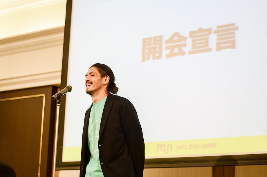 五十嵐 慎一郎（Shinichiro Igarashi）氏 株式会社大人 代表取締役社長 / 1983年北海道小樽市生まれ。東京大学建築学科卒。不動産ベンチャーに入社し、不動産開発や店舗開発に携わる。銀座のコワーキングスペースtheSNACKのプロデュース兼運営を機に、2016年、株式会社大人を設立。不動産・建築やイベント・新規事業の企画やプロデュース・デザインを行う。2017年、北海道の自然をクリエイティブに楽しむブランドLANDRESSをスタートさせ、北海道に特化したアウトドアウェディングの事業をローンチする。「札幌移住計画」、「北海道移住ドラフト会議」主催。2021年北海道積丹町のまちづくり会社「㈱SHAKOTAN GO」を立ち上げ、温泉の再生に取り組む。2022年「㈱COMMONS FUN」に社外取締役としてジョイン。また、かねてより関わる都市型スタートアップフェス「NoMaps」の総合プロデューサーに就任。