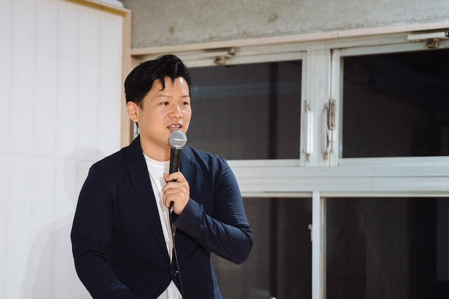 平林 和樹（Kazuki Hirabayashi）氏 株式会社WHERE 代表取締役 / 新卒でヤフー株式会社に入社後、フルスタックエンジニアとして全社MVP、特許を獲得。その後単身カナダへ1年間渡航したのち、20社以上の中小企業のITコンサルティング、株式会社CRAZYでの活動を経て、株式会社WHEREを創業。各地域に中期滞在しながら地域の課題解決を支援し地域活性化に貢献し、現在は30地域以上と連携し日本各地に活躍の場を広げている。