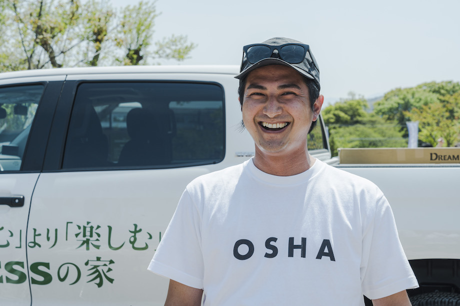 小山剛(Koyama Tsuyoshi)株式会社アールシーコアBESS事業本部 / 2013年に結婚を機に横浜市から小諸市に移住。2020年まで7年間、週5回新幹線通勤、片道約時間。コロナ禍以降リモートワークの日々。長年、代官山のBESS MAGMAにて、首都圏から郊外・地方への移住関心者への地域検討、土地探し、建築までトータルでサポート。北海道、東北、北陸、関西、四国、九州、全国各地への移住担当を通して、日本の地方、ローカルの自然や人の個性、魅力・可能性を実感。現在は、移住・二拠点居住者向けのコミュニティ・宅地開発を担当。趣味は、スキーと走るログ小屋の牽引。どこかで見かけたらぜひ声かけください(笑)