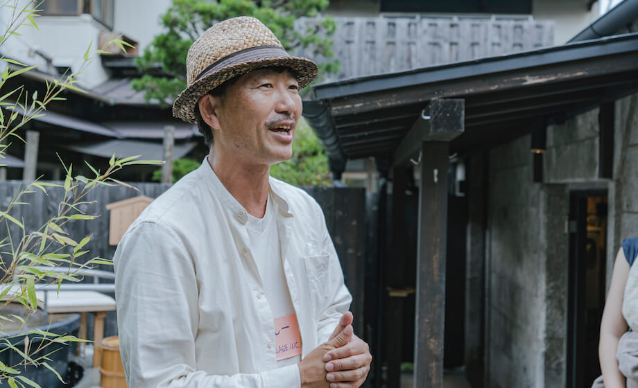 橋村 和徳(Kazunori Hashimura)さん VILLAGE INC 代表 / 伊豆半島の辺境地を2年の歳月を自力で開拓、2012年に「VILLAGE INC. 」を設立し船でしかいけない 1 日1組のキャンプ場を皮切りに 辺境、廃墟を舞台にアウトドア事業を展開中。 『何もないけど何でもある』をモットーにし、 地域において新しいワークスタイルの創出にチャレンジしている。https://villageinc.jp/