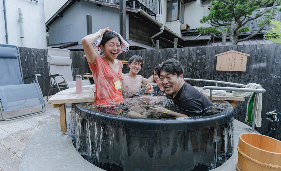 水風呂はなんと、源頼朝が勝利を祈願し水浴びしたと云われている井戸を復活させてつくられたもの。静岡ということもあり、地下50mから湧く富士山からの伏流水100%掛け流しの井戸水。全国からやってきたサウナーからは「こんなにまろやかな水は体験したことがない」という言葉も。