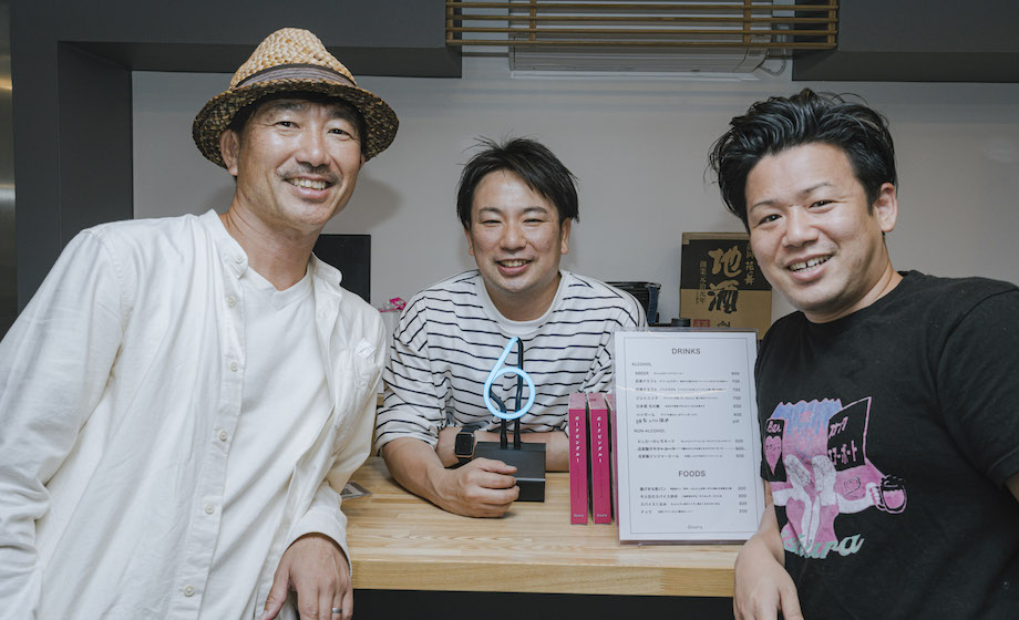 写真右)平林 和樹(Kazuki Hirabayashi)株式会社WHERE 代表取締役、LOCAL LETTERプロデューサー / 地域と人の関係性に新たな可能性を創出するをミッションとして、株式会社 WHERE 創業。地域コミュニティメディア LOCAL LETTERや地域経済活性化カンファレンス SHARE by WHERE を通じて業界・地域を超えて人と人を繋いでいる。https://where.inc/