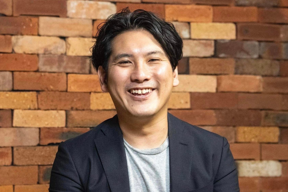 木下 亮氏 株式会社ダイゴビレッジ 代表取締役 / 大学卒業後、イオンモール株式会社に就職。新入社員としてイオンモール鈴鹿に配属された後、中国での店舗立ち上げのために駐在を経験。2020年から山二造酢の副業プロジェクトに参画。2期にわたり携わり新ブランドの立ち上げや全国への販路拡大に挑戦中。好奇心旺盛で、新しいことに挑戦することが好きな性格。趣味は海外旅行で、これまで20カ国ほどを訪問。