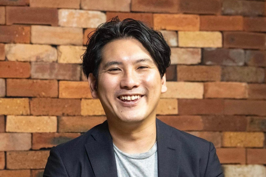 木下 亮氏 株式会社ダイゴビレッジ 代表取締役 / 大学卒業後、イオンモール株式会社に就職。新入社員としてイオンモール鈴鹿に配属された後、中国での店舗立ち上げのために駐在を経験。2020年から山二造酢の副業プロジェクトに参画。2期にわたり携わり新ブランドの立ち上げや全国への販路拡大に挑戦中。好奇心旺盛で、新しいことに挑戦することが好きな性格。趣味は海外旅行で、これまで20カ国ほどを訪問。