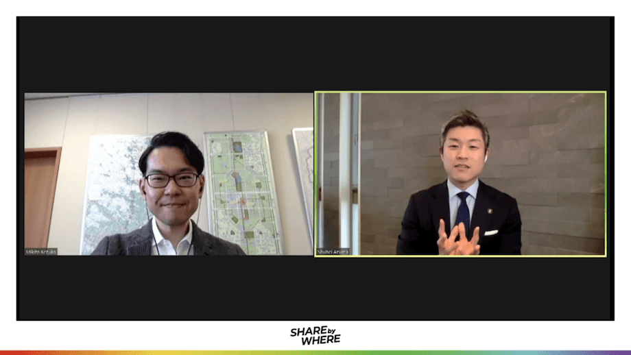 画面右> 東修平氏(Shuhei Azuma)大阪府四条畷市市長 / 外務省、野村総研インドを経て、2017年1月から大阪府四條畷市長に就任。その後、公約であった副市長の全国公募を実行し、0歳児を持つ女性副市長とともに、公民連携による施策を多数展開。11年ぶりの人口増加を達成。日本一前向きな市役所をめざし、(一社)at Will Work主催の WORK STORY AWARD で2019年、審査員特別賞を受賞。