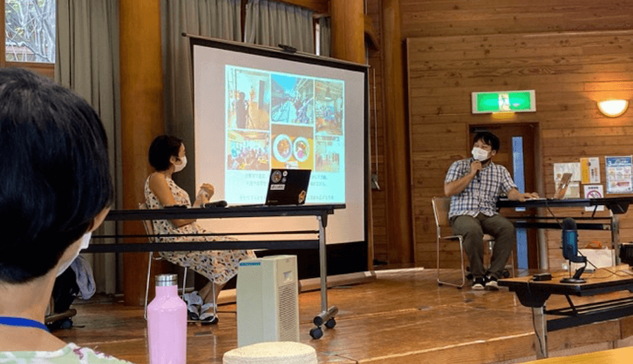 写真右）江澤 勇介さん 埼玉県北本市観光協会 職員 / 埼玉県北本市出身、在住。カメラマン。「面白いこと」を軸に、カメラマンの他、マーケットイベント縁側日和・NEW HOLIDAYの企画運営、実験と発見の場「ツカノマ」の運営、出張写真館「束ノ間写真館」の営業などを行う。現在は、シェアキッチン「ケルン」を運営しながら市内に面白い場所を増やしている。