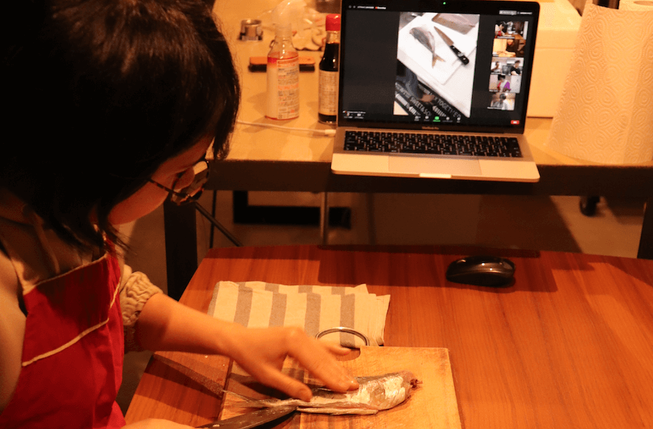 滋賀県からご参加くださったご家族(奥様が代表して捌いてくださり、旦那様と娘さんがカメラマンとして撮影してくださいました)。笹岡さんの捌き方をお手本にしながら、笹岡さん指導のもと、一緒に捌いていきます。