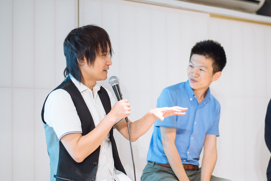 佐久間 智之（Tomoyuki Sakuma）氏 埼玉県三芳町 広報担当 / 元バンドマン。2002年に埼玉県三芳町へ入庁。税務課、介護保険担当を経て広報担当となり、4年で広報誌を日本一にする。予算ゼロ円の事業を企画立案実行するなど、戦略的に町の魅力を配信。その後、自ら志願し民間企業である「株式会社モリサワ」へ約1年間出向した経験も持つ。現在は、埼玉県三芳町の地方公務員 兼 メディア・ユニバーサル・アドバイザーとして、幅広く活動している。