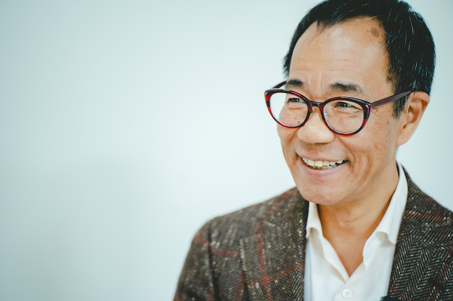 岩佐 十良(Toru Iwasa)氏 株式会社自遊人代表取締役、クリエイティブ・ディレクター / 1967年、東京・池袋生まれ。武蔵野美術大学でインテリアデザインを専攻。在学中の1989年にデザイン会社を創業し、のちに編集者に転身。2000年、温泉や食に関する記事が人気の雑誌「自遊人」を創刊。受賞歴:2014年グッドデザイン賞BEST100・中小企業庁長官賞(里山十帖)、2015年シンガポールグッドデザイン賞(里山十帖)、2015年グッドデザイン賞(新潟伝統織物・亀田縞保存プロジェクト)。2016年には食のプロデュースを行ったレストラン列車、えちごトキめき鉄道「雪月花」が数々の賞を受賞したほか、2019年にもグッドデザイン賞BEST100(箱根本箱)を受賞。2018年にはグッドデザイン賞審査員、フォーカスイシューディレクターも務めた。