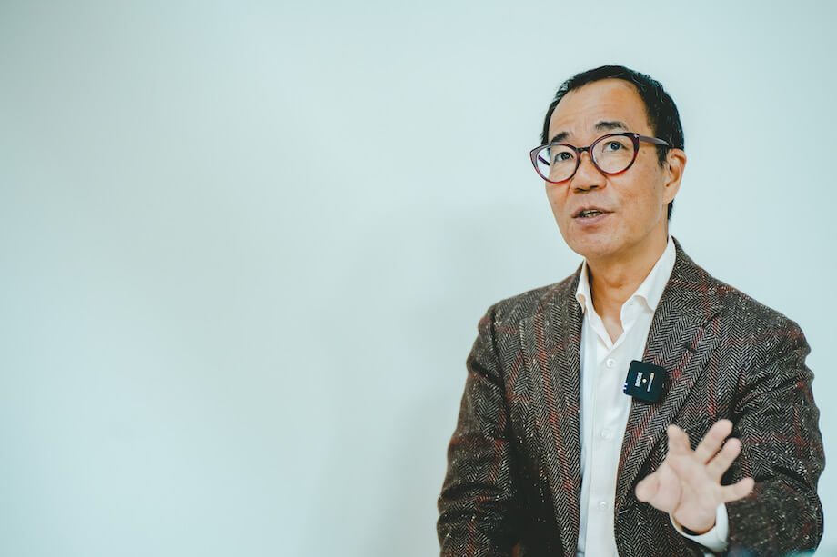 岩佐 十良(Toru Iwasa)氏 株式会社自遊人代表取締役、クリエイティブ・ディレクター / 1967年、東京・池袋生まれ。武蔵野美術大学でインテリアデザインを専攻。在学中の1989年にデザイン会社を創業し、のちに編集者に転身。2000年、温泉や食に関する記事が人気の雑誌「自遊人」を創刊。受賞歴:2014年グッドデザイン賞BEST100・中小企業庁長官賞(里山十帖)、2015年シンガポールグッドデザイン賞(里山十帖)、2015年グッドデザイン賞(新潟伝統織物・亀田縞保存プロジェクト)。2016年には食のプロデュースを行ったレストラン列車、えちごトキめき鉄道「雪月花」が数々の賞を受賞したほか、2019年にもグッドデザイン賞BEST100(箱根本箱)を受賞。2018年にはグッドデザイン賞審査員、フォーカスイシューディレクターも務めた。