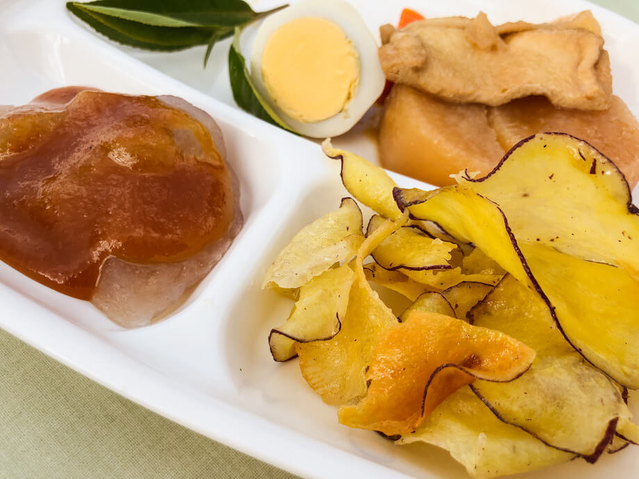 高安園のお茶請け「大根の煮つけ・自家製こんやく味噌・さつまいもチップス」。すべて手作り。こんにゃくは自宅の畑に植えているこんにゃく芋から作ったそう。これで300円というから驚きます。(別日に高安園さんを訪れた際にも、お母さんが「うちで作っているの」と、ナスや高菜の浅漬けや、梅干しなどを出してくださり、お茶を飲んでいると、他のお客さんも合流。初めましての方とも、まったりと会話に華を咲かせました。)