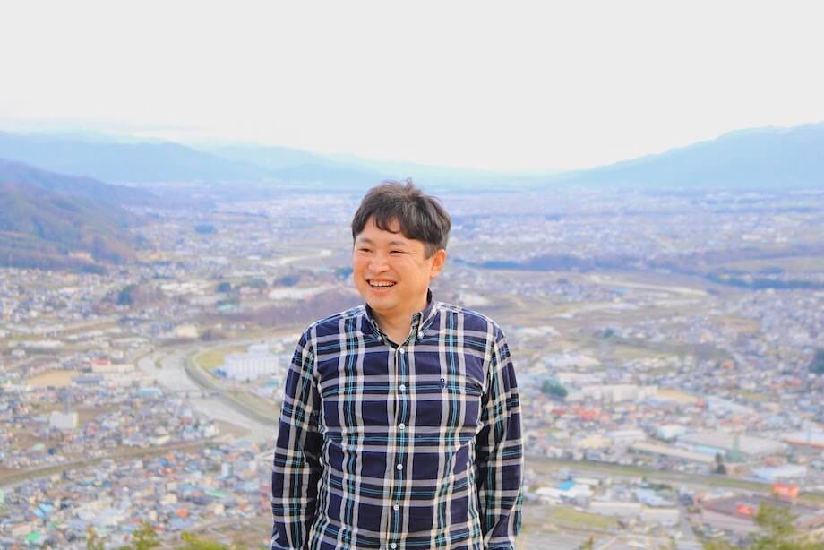 野澤隆生(Takao Nozawa)氏 辰野町 産業振興課 係長(商工振興係長 兼 企業支援係長 兼 地籍調査係長)/ 長野県上伊那郡辰野町出身。小中高を静岡市で育ち、大学を卒業後、2001年に辰野町役場に入庁。産業振興、まちづくり政策など各課を担当し、長野県後期高齢者医療広域連合出向を経験し現職。そのほか、町の青年会議所統括副理事長や、日本青年会議所長野ブロック協議会委員長などを経験。プライベートは、日本中のグルメ•温泉巡りや、移住希望者向けの町内ガイドのほか、趣味であるサーフィンをしに太平洋へ、釣りは日本海に日帰りで赴く。