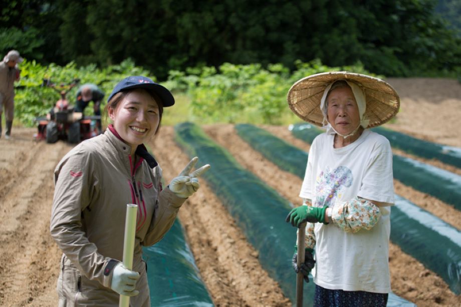 香川県出身。立教大学法学部卒の2011年に新潟県十日町市の限界集落に移住、就農。2013年「移住女子」を結成し「ChuClu」発刊(日本タウン誌・フリーペーパー賞・新創刊部門優秀賞)。2018年に農園を法人化し、中山間地域農業や女性農業者の課題解決に励む。女性のチャレンジ賞(内閣府男女共同参画担当大臣賞)