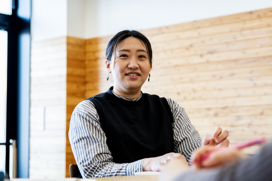 𠮷里 演子(Hiroko Yoshizato)さん 北海道東川町写真の町課 学芸員 / 『写真甲子園』への出場をきっかけに、東川町に惹かれ大阪府から移住。「写真の町」として東川町をPRするために、『写真甲子園』や『東川町国際写真フェスティバル』のボランティアスタッフを勤める。また、「写真の町」を背負う未来の子どもたちに向け。「写真少年団」を設立。