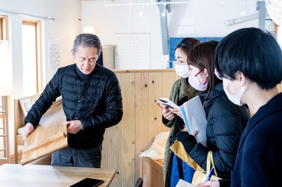 見えない部分も木で作られたテーブル