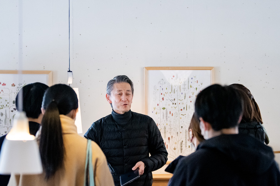秦野 誠治 （Hatano Seiji) さん / 「北の住まい設計社」で建築・設計から営業まで幅広い業務を行う。北海道釧路市出身。札幌で建築設計事務所での勤務を経て1999年～現在の会社へ。「北の住まい設計社」代表渡辺さんの想いである、自然に還るモノづくりを実現するために日々努力を惜しまない。