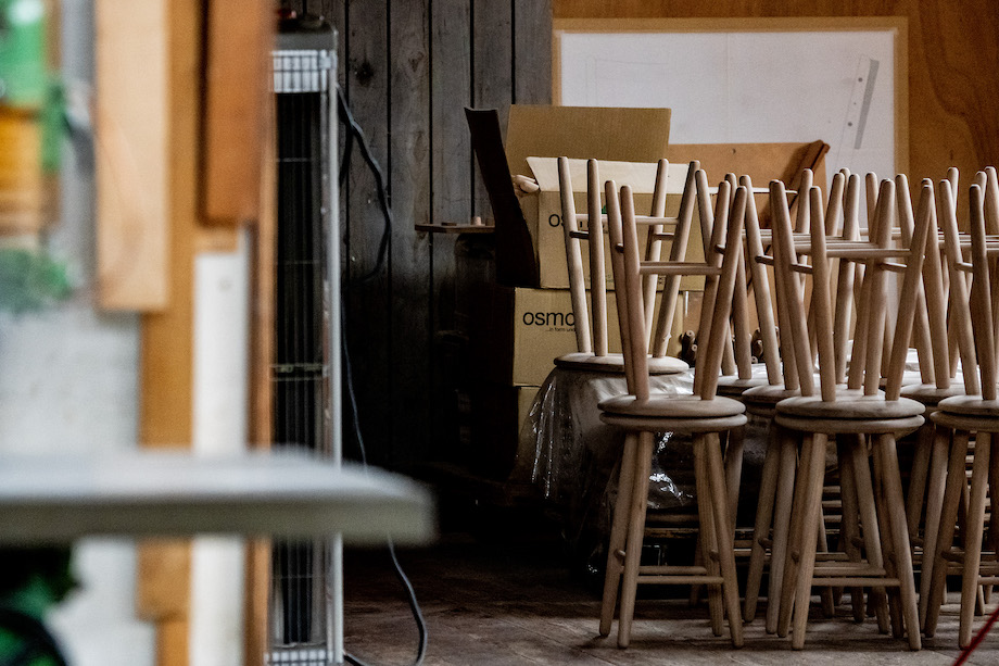 北の住まい設計社の看板商品の１つ、製作途中のPAS Stool（パススツール）。「座る」「ものを置く」という用途を想定して設計・製作したもの。職人さん1人1人に作業場が与えられ、それぞれ自分のペースで作業している。