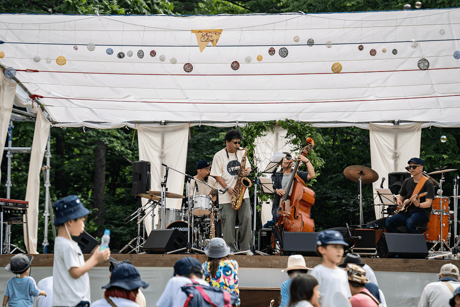 シナノフェス実行委員が手づくりしたステージ photo by mocchy