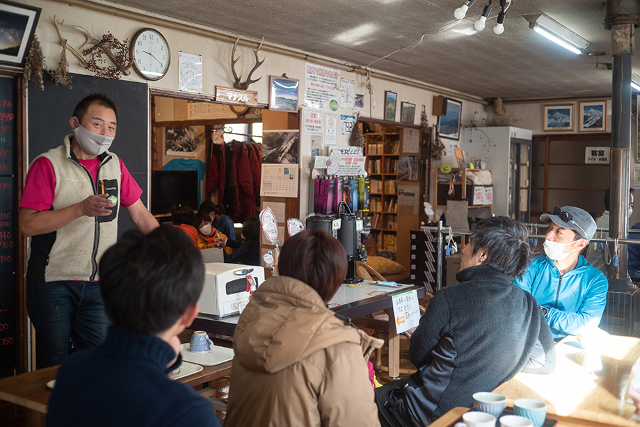 暖かい室内で名物のパンをいただきながら、お話に耳を傾ける。午前中早い時間だったのにもかかわらず、看板メニューのビーフシチューは売り切れという人気ぶりに一同驚く。一番左：山口さん