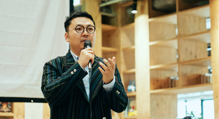 川原 卓巳(Kawahara Takumi)さん KonMari Media, Inc Founder,Producer / 1984年広島県生口島生まれ。大学卒業後、人材系コンサルティング会社に入社し、個人・企業向けのビジネス構築・人材戦略を行う。近藤麻理恵とは学生時代からの友人であり、2013年以降は公私ともにパートナーとして彼女のマネジメントとこんまりメソッドの世界展開をプロデュース。2016年にアメリカ移住後、シリコンバレーとハリウッドの両方に拠点を置きながらKonMariのブランド構築とマーケティングを手がけるほか、日本発のコンテンツの海外展開もプロデュースしている。2019年に公開されたNetflixオリジナル TVシリーズ『Tidying Up with Maire Kondo』のエグゼクティブプロデューサーでもある。同番組はエミー賞2部門ノミネート。世界で最も観られたノンフィクション番組に選ばれる。2021年に新シリーズ『Sparking joy with Marie Kondo』も公開。片づけとときめきをテーマにしたGame『KonMari Spark Joy!』も全世界で発売中。著書『Be Yourself〜自分らしく輝いて人生が変わる教科書〜』